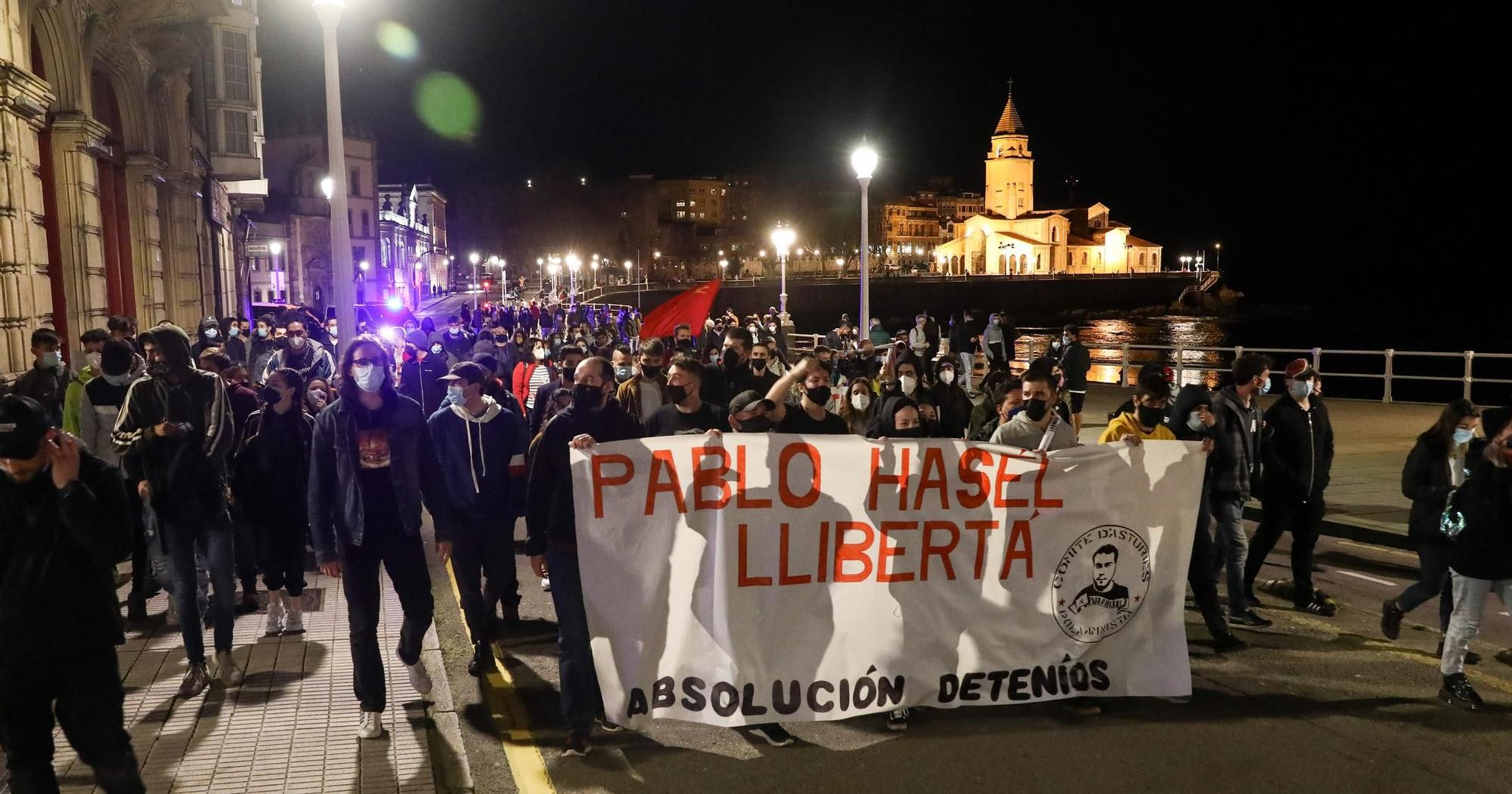 Tensa manifestación a favor de Pablo Hasél en Gijón