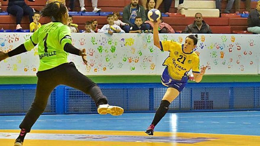 La central tinerfeña María González lanza a portería en el partido de cuartos de final de la Challenge Cup frente al Ankara Yenimahalle .