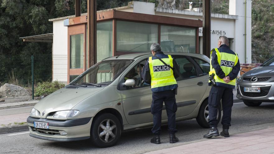 Un control de la policia francesa al Pertús, a finals de l&#039;any passat · Josep Ribas-Falgués