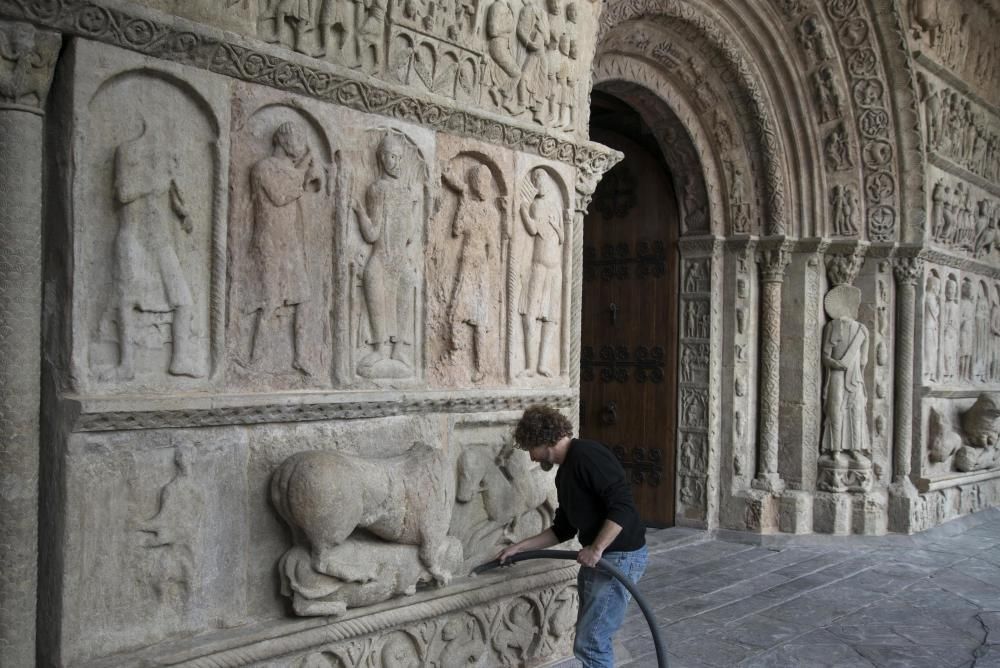 La portalada del Monestir de Ripoll torna a lluir després de la restauració