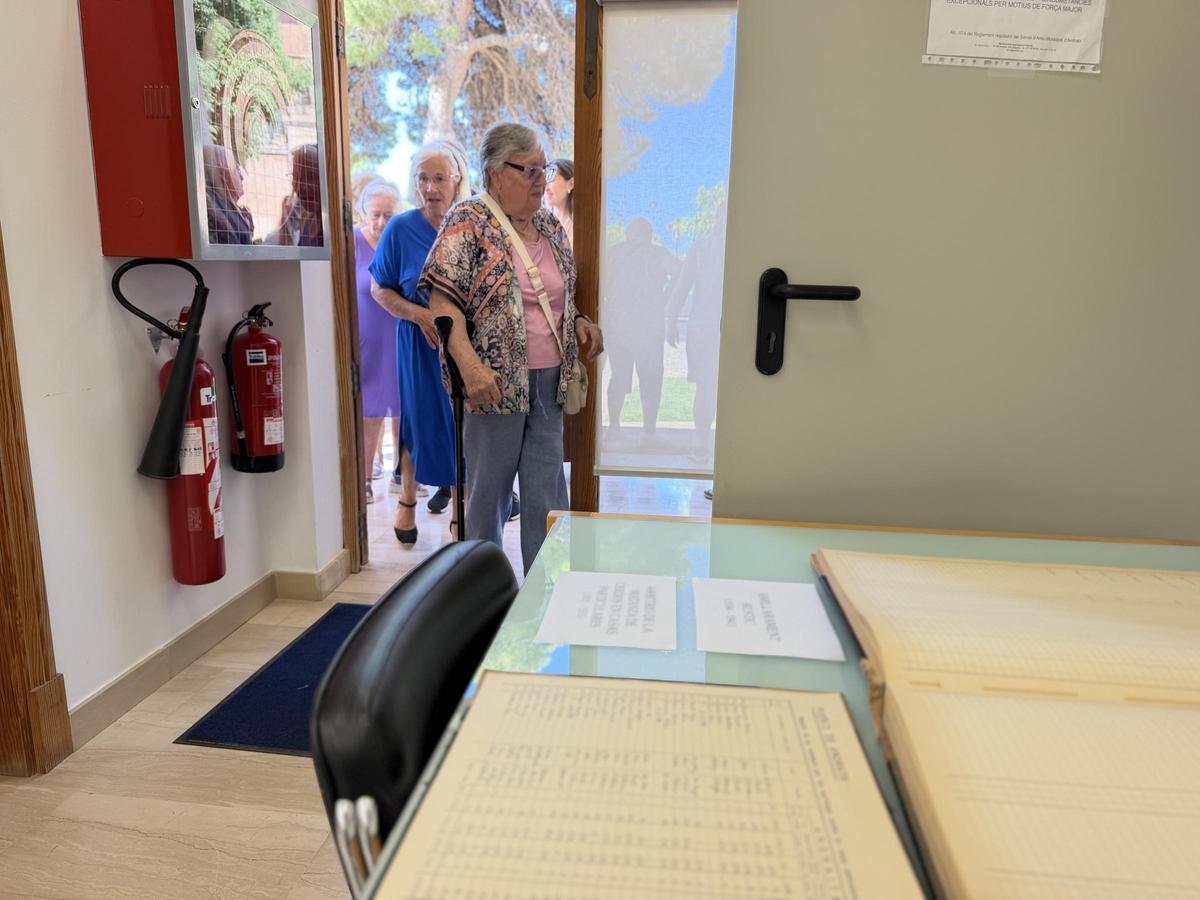 El Grupo de Memoria visita el Archivo Municipal de Andratx con motivo del Día Internacional de los Archivos
