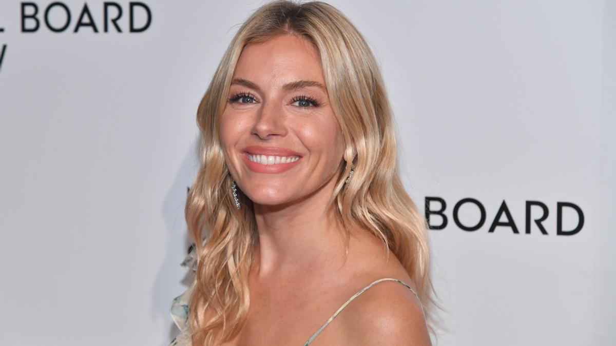 Sienna Miller tiene el vestido de invitada de boda perfecto