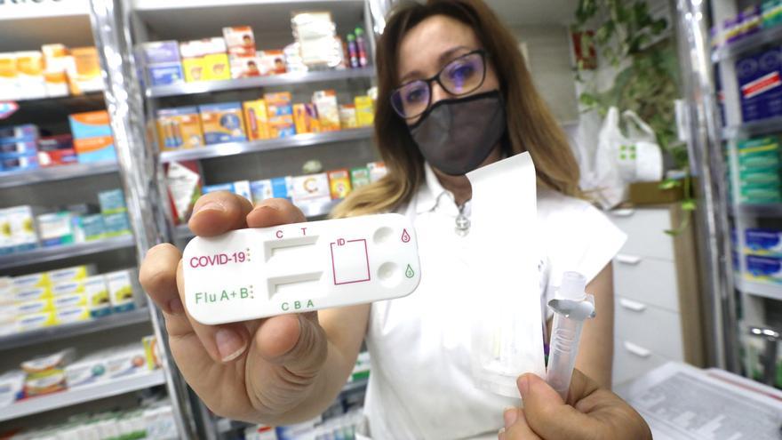 Las farmacias de Aragón ya venden los test combinados que diferencian la gripe del covid