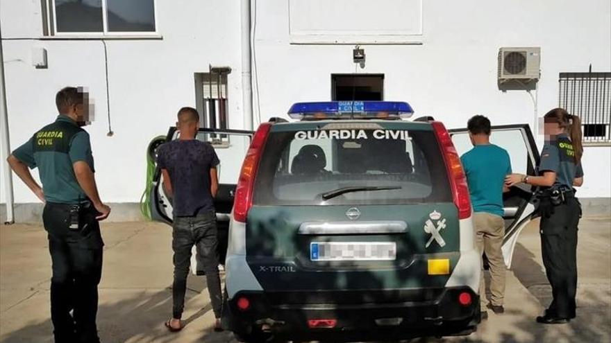 La Guardia Civil detiene a un padre y a su hijo por cuatro robos en viviendas y naves