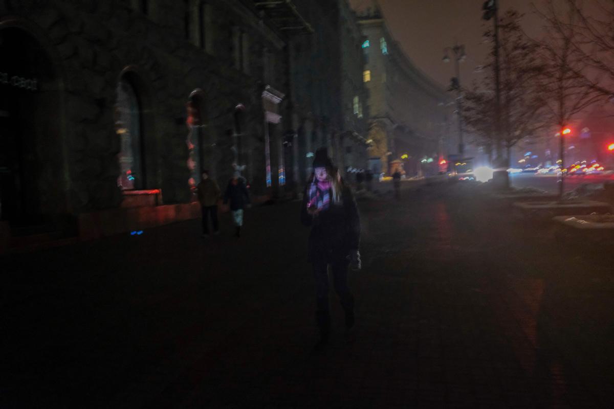 Cortes de luz en ciudades de Ucrania tras ataques rusos