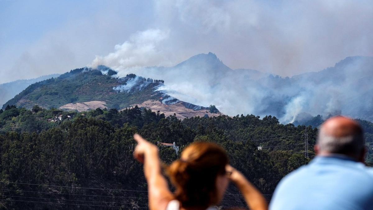 El fuego y el humo del incendio, visto desde el casco del municipio de Moya, en Gran Canaria.