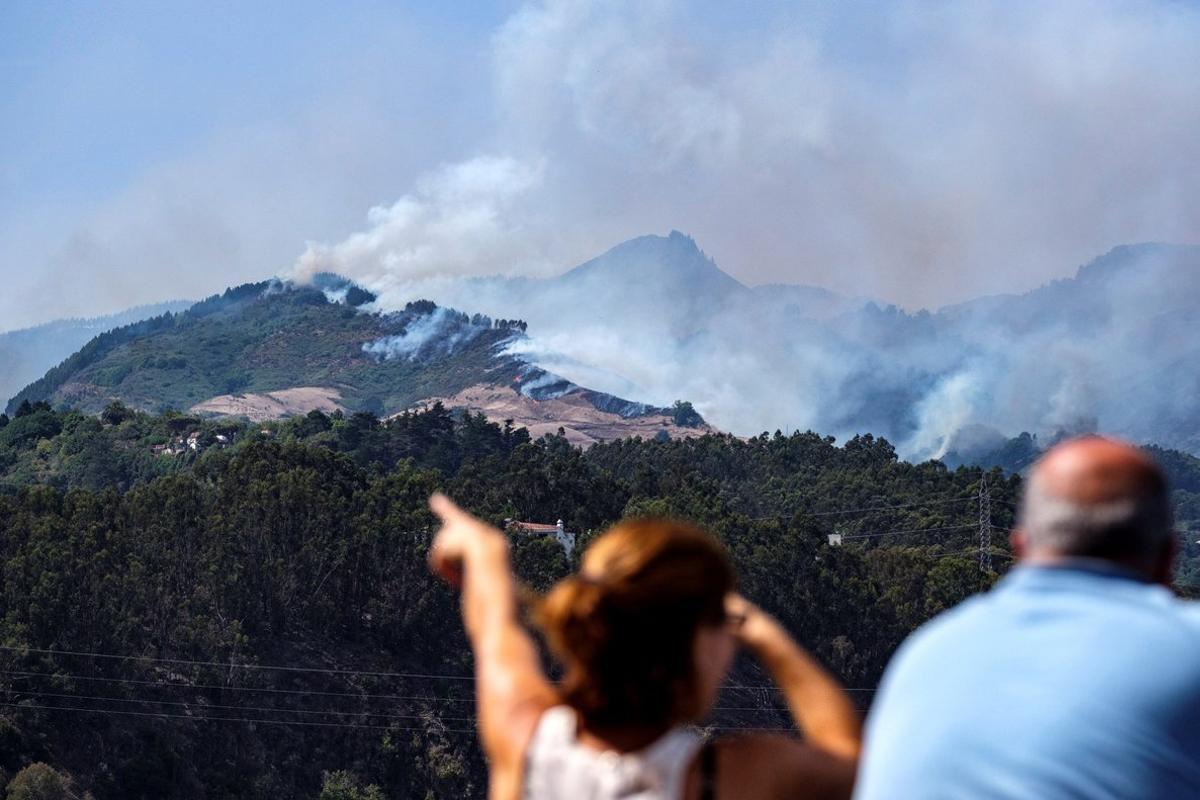 GRAF7800. MOYA (GRAN CANARIA, 18/08/2019.- El humo procedente del Incendio en la cumbre de Gran Canaria, desde el casco del municipio de Moya, . donde se ve el avance de las llamas. El incendio que comenzó el sábado por caudas humanas ha obligado a evacuar de sus viviendas a 2.000 habitantes de seis poblaciones afectadas y podría haber quemado ya unas mil hectáreas. EFE/Ángel Medina G.