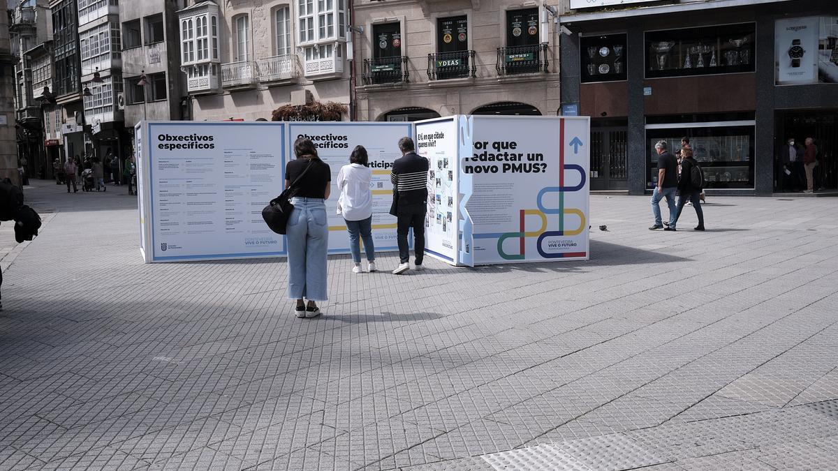 Muestra sobre el PMUS en la plaza de la Peregrina