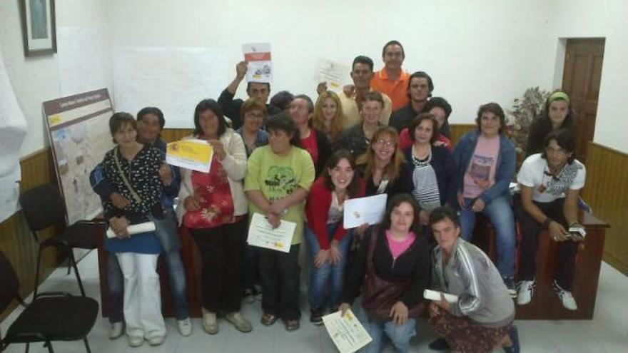 Participantes en el curso de Formación Gerontológica con sus diplomas.