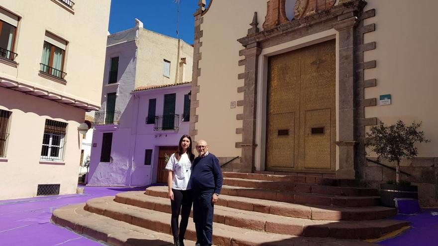 Isabel Torres, con una camiseta reivindicativa, con su padre, el primer cofrade en pedir la inclusión. | M. ARRIBAS