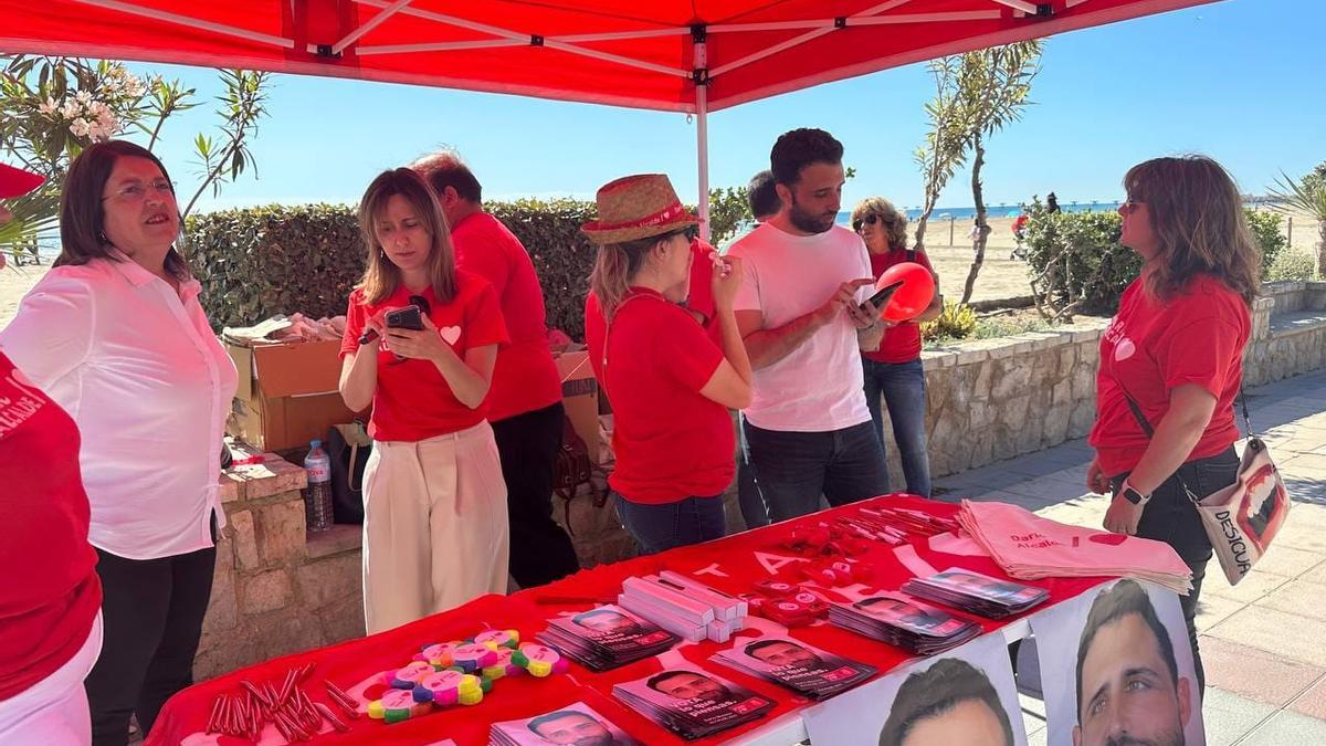 Los candidatos del PSPV-PSOE, en el paseo marítimo.