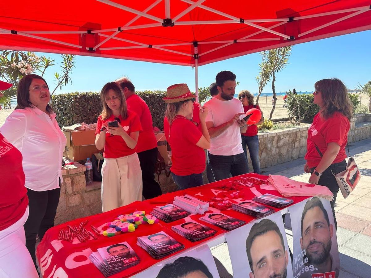 Los candidatos del PSPV-PSOE, en el paseo marítimo.