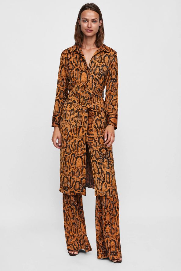 Conjunto con print de serpiente de Zara