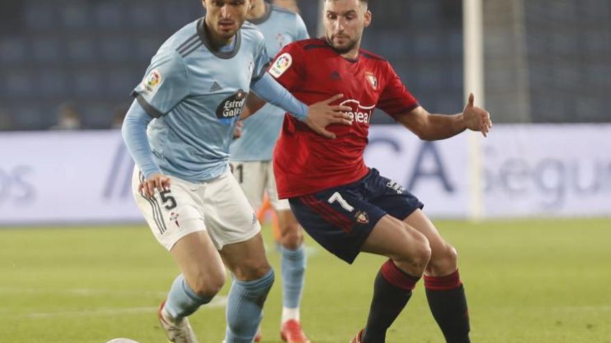 Okay conduce un balón durante el último partido disputado con el Celta la pasada semana. |