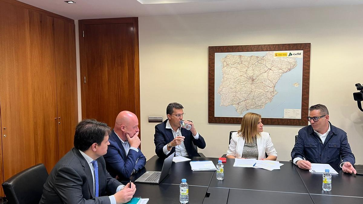 Reunión de los alcaldes de Alfafar y Sedaví y la delegada de Gobierno con Adif en Madrid.