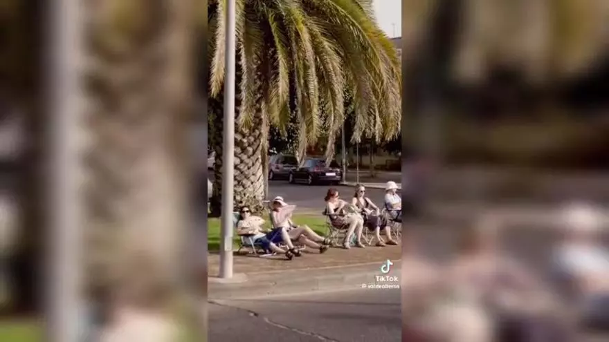 Vecinos de Valdeolleros reivindican con humor una piscina para el barrio: "No es un lujo, es una necesidad"