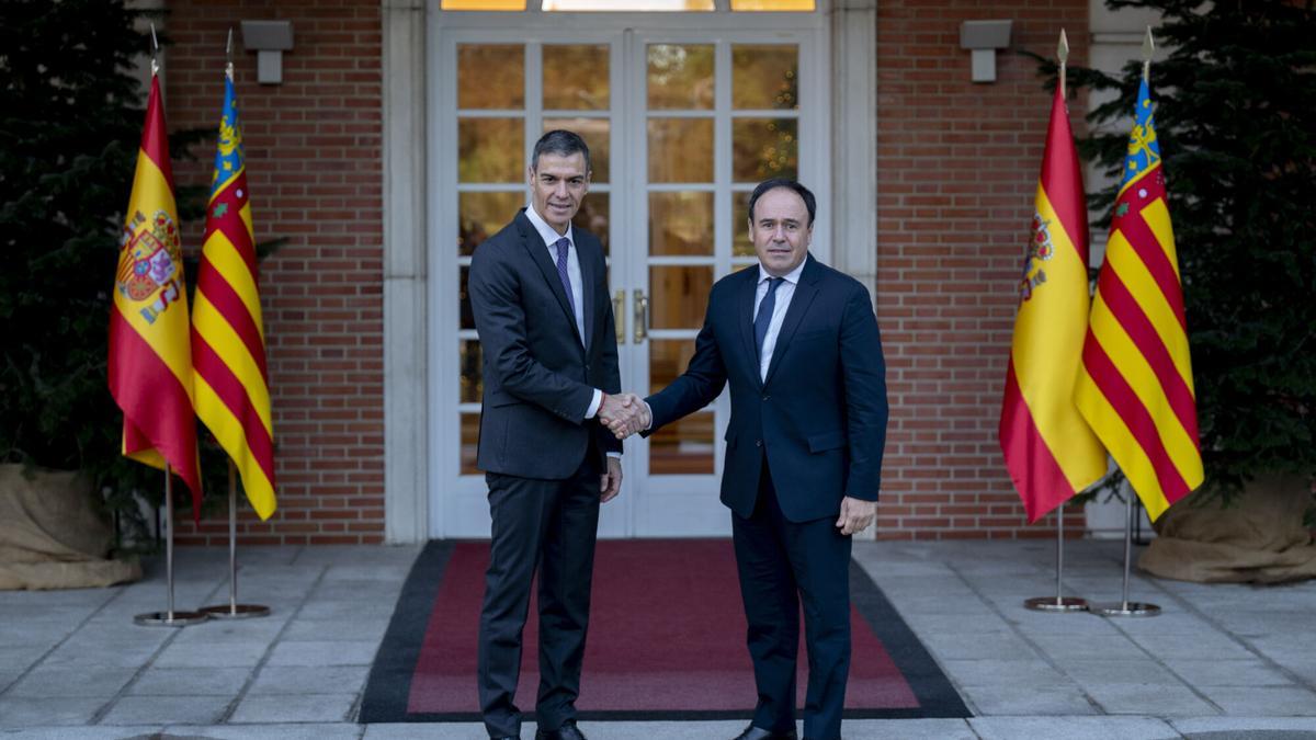 El presidente del Gobierno, Pedro Sánchez, y el presidente de la Generalitat, Juanfran Pérez Llorca en Moncloa.