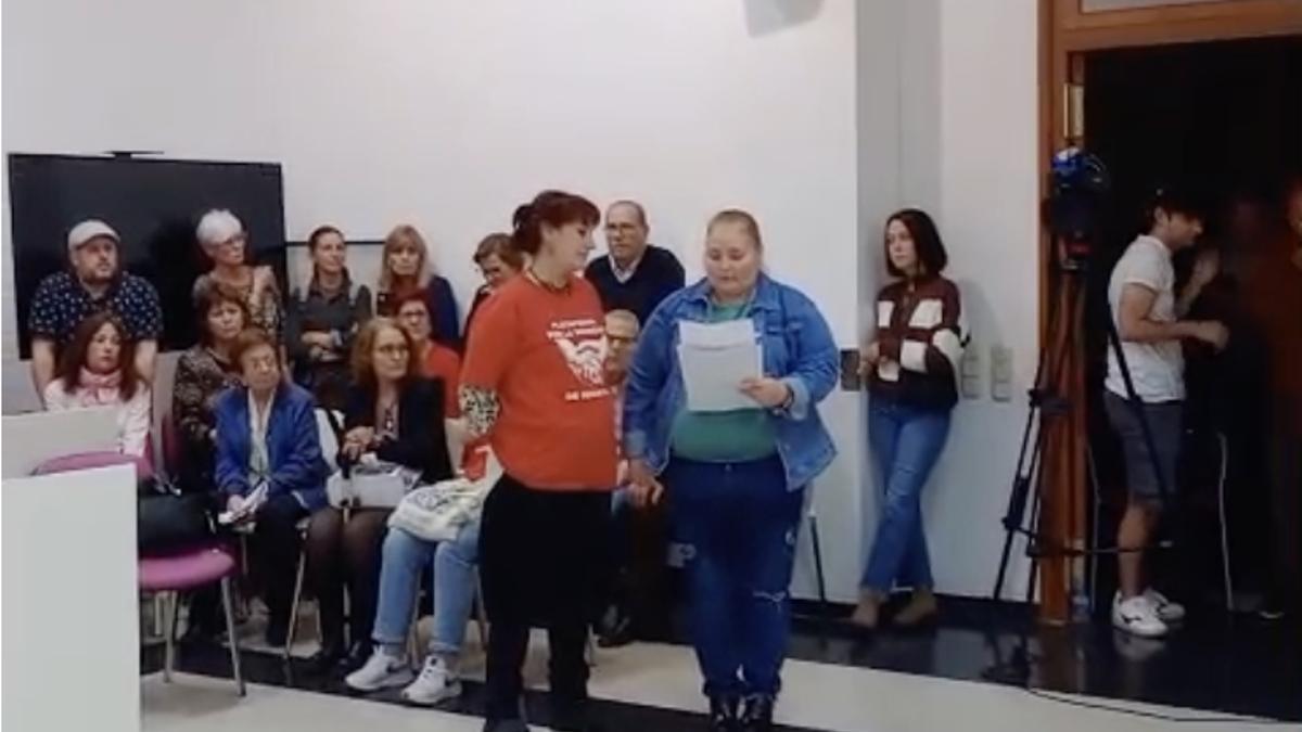 Trabajadores y familiares acudieron al pleno para dejar constancia de su oposición al cierre de la residencia.
