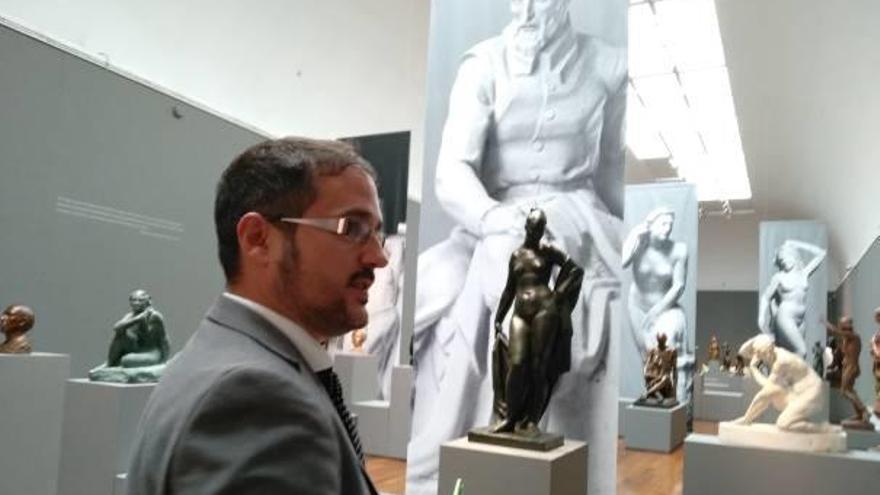 El comisario de la exposición, Jaume Penalba, con algunas obras ayer durante la presentación.