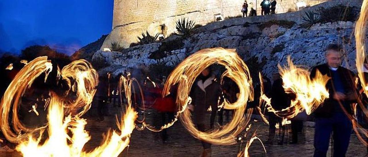 Las fallas de la noche de Reyes rodando en el castillo de Petrer. | INFORMACIÓN