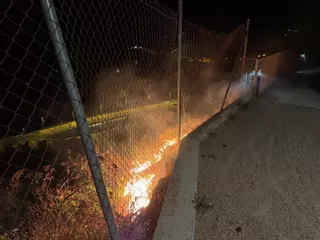 El tercer incendio en un mes en Montilla alcanza la senda del Castillo