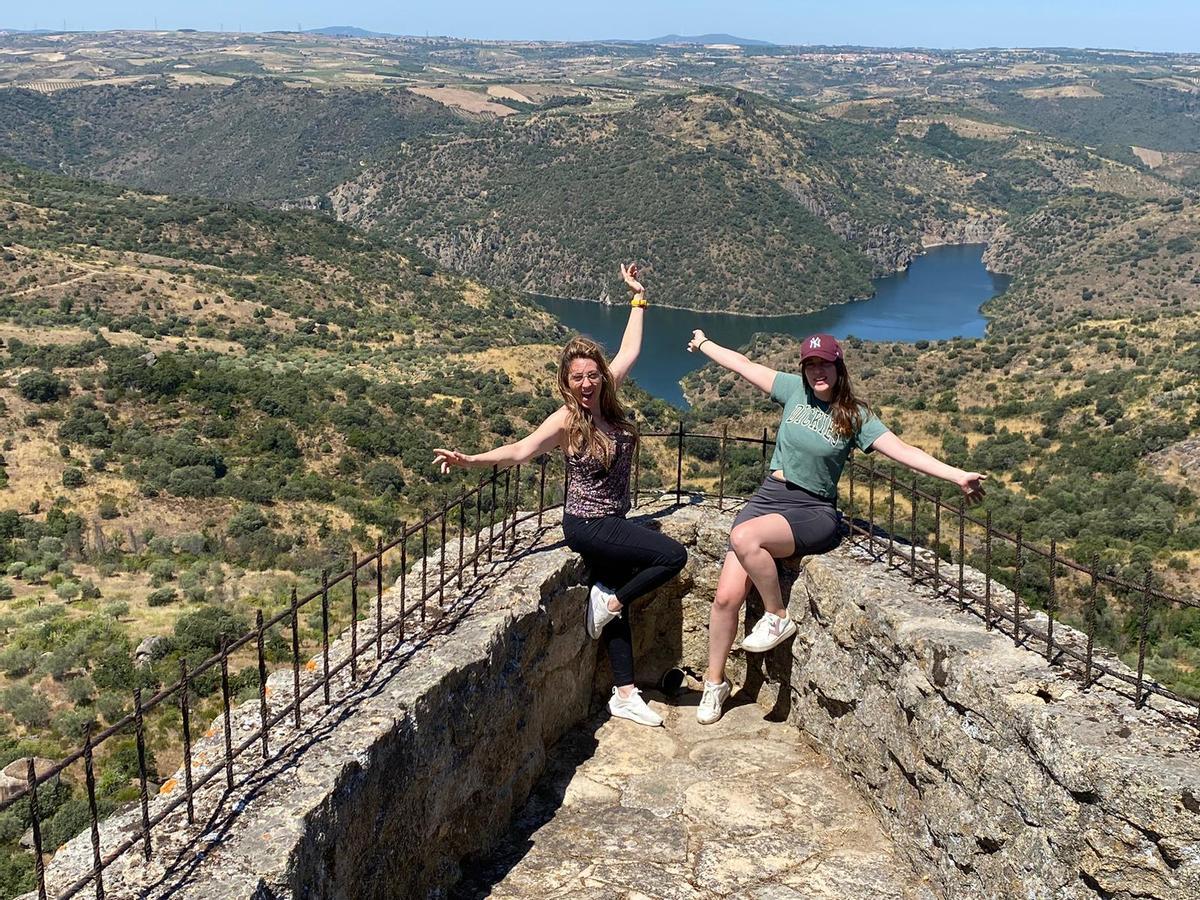 Dos personas en el mirador del Castillo de Fermoselle