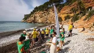 Plásticos, envases y residuos textiles, entre los 47 kilos de residuos retirados de una playa de Santa Eulària