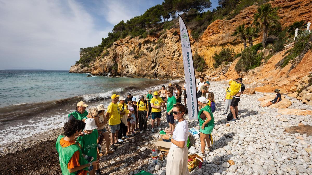 Imágenes de la limpieza organizada por IbizaPreservation en Sòl d'en Serrà