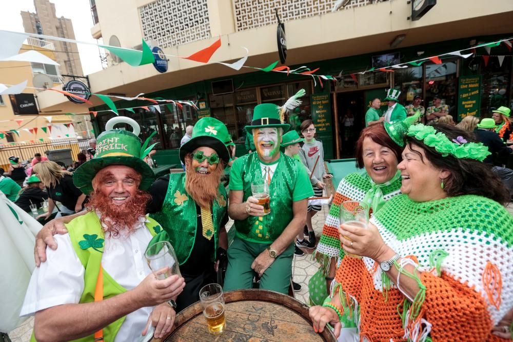 Las calles de la zona de pubs ingleses se tiñen de una marea verde que, como es tradición, conmemora esta fiesta irlandesa por todo lo alto