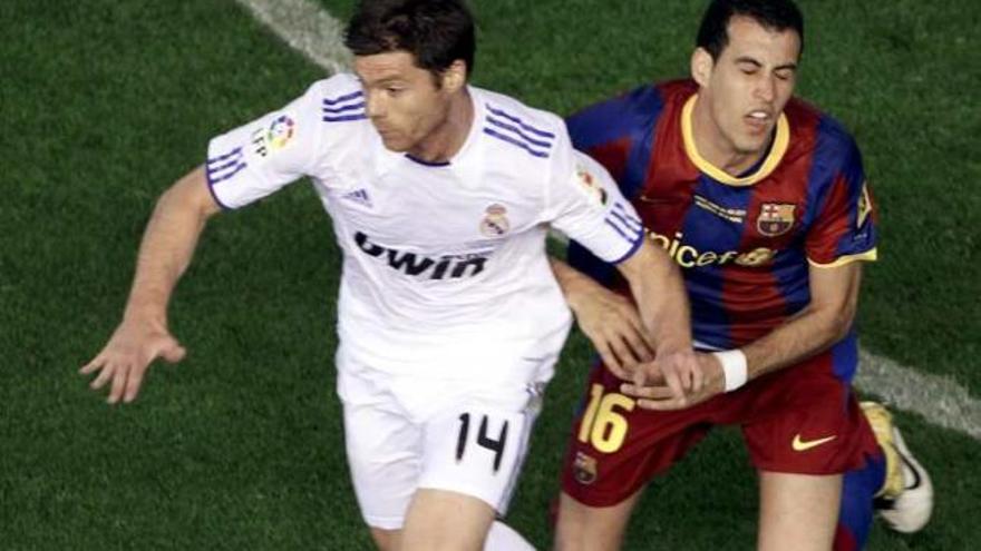 Xabi Alonso y Busquets, durante un clásico.