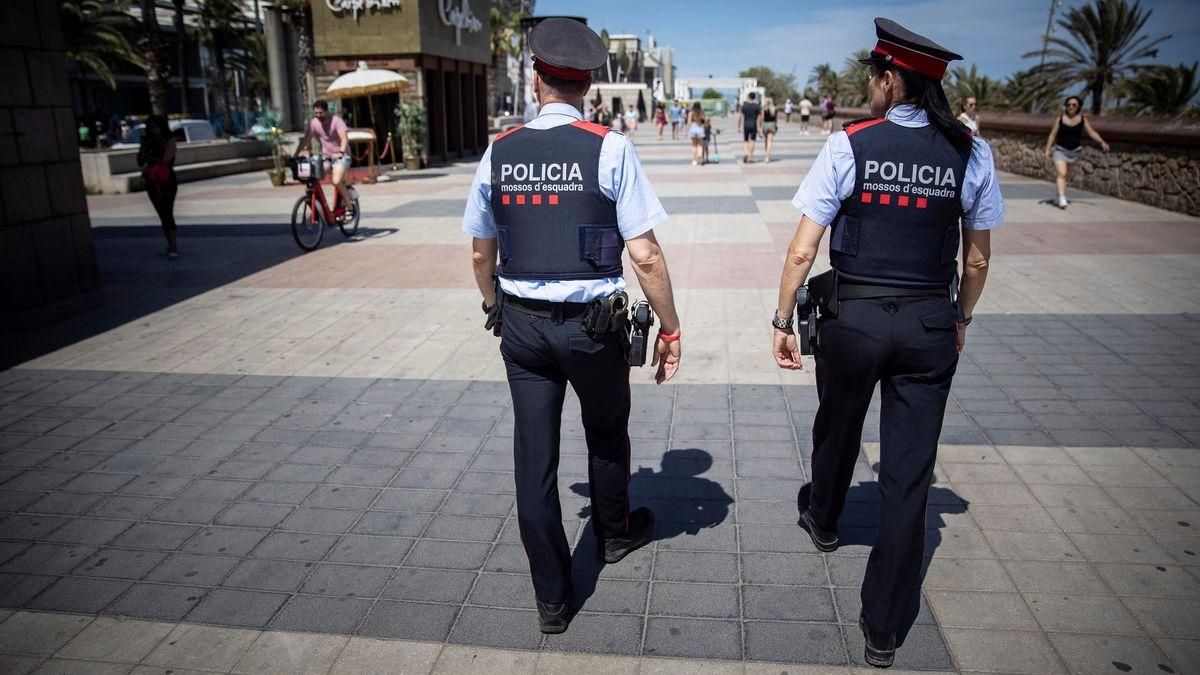 Mossos d’Esquadra patrullando a pie por el Passeig Marítim junto a la playa del Somorrostro.