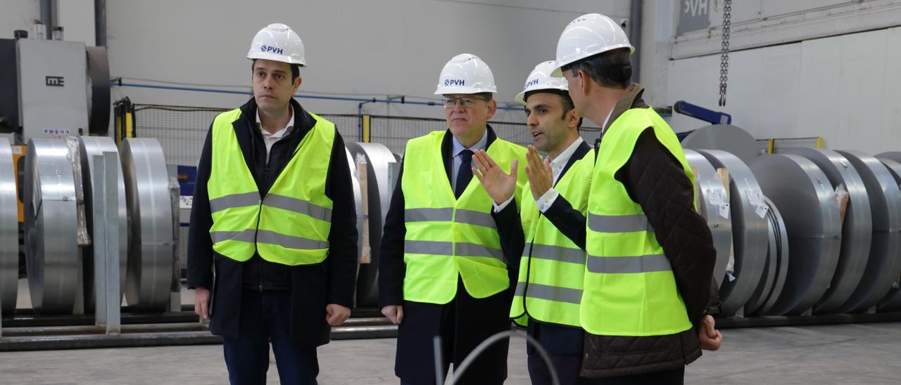 Ximo Puig, durante la visita a la planta valenciana de la firma renovable PVH.