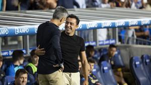 Imanol Alguacil (de espaldas) y Xavi Hernández en el Real Sociedad-Barça de la primera vuelta de la Liga 2022/23 (1-4)