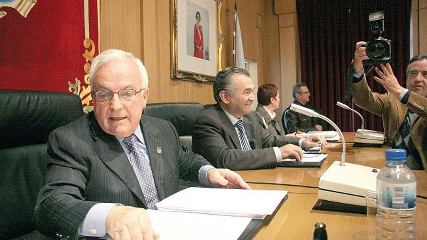 La oposición acusa a Baltar de utilizar  la Diputación con fines &quot;electoralistas&quot;