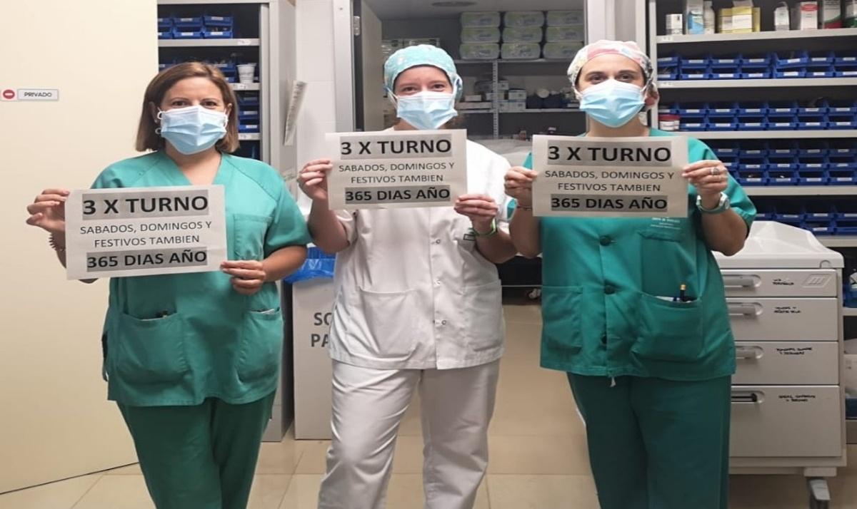 Enfermeras de hospital que solicitan más enfermeras por turno de trabajo.