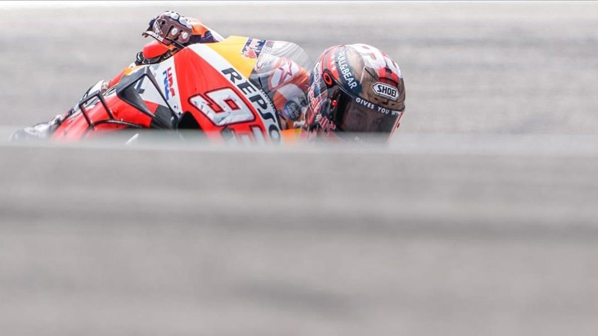 Marc Márquez (Honda) emerge de un cambio de rasante en su vuelta rápida de hoy en Austin (Texas, EEUU).