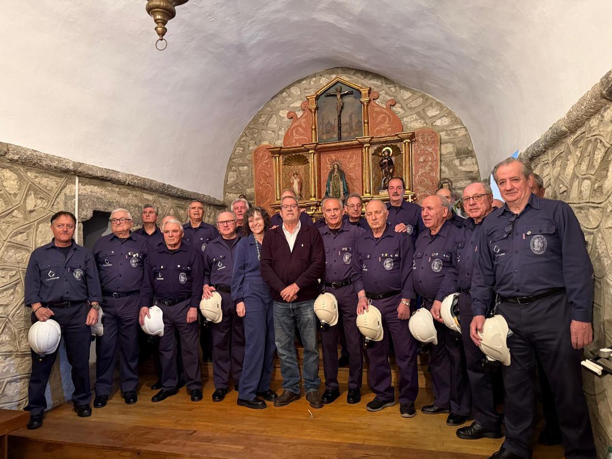 El pregonero, Carlos Cuesta, con el Coro Minero de Turón.
