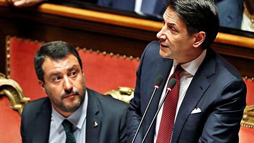Giuseppe Conte anuncia la seva dimissió al Senat davant l&#039;atenta mirada de Matteo Salvini