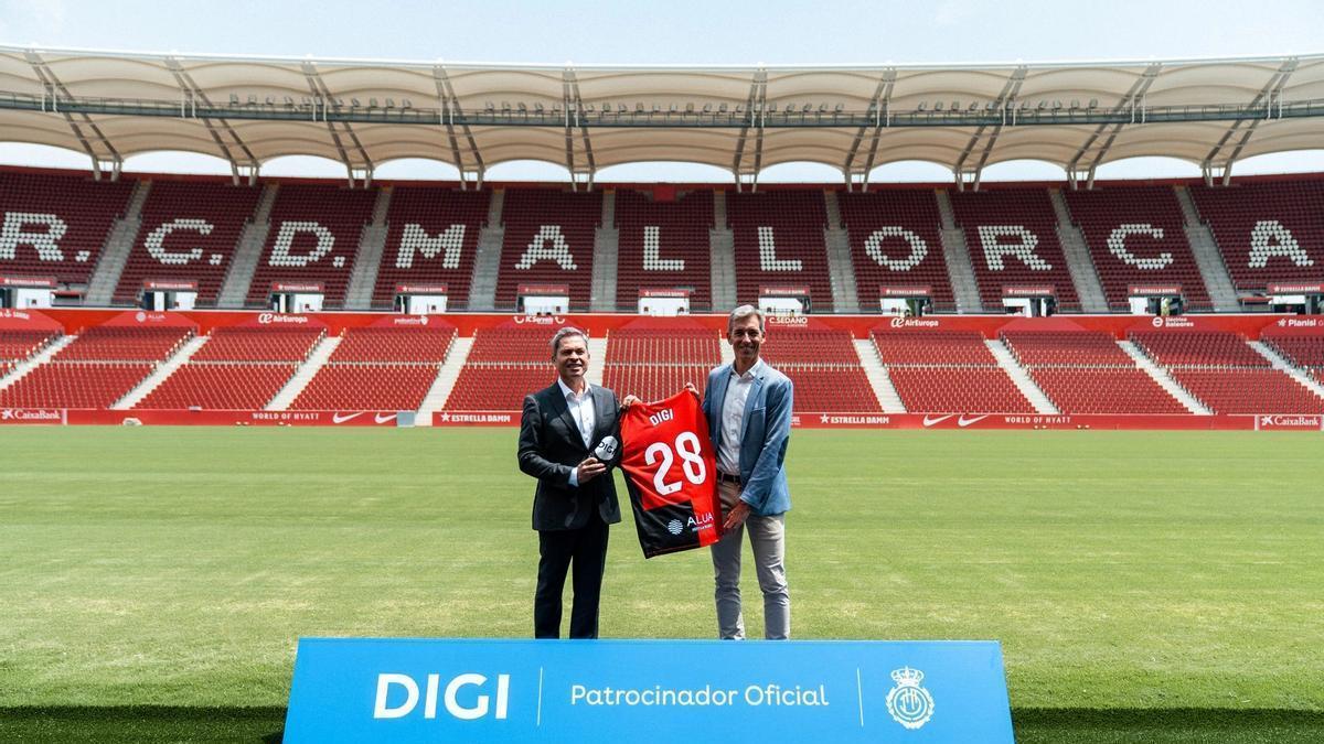 Alfonso Díaz y Dragos Chivu durante el acto de presentación del acuerdo comercial.
