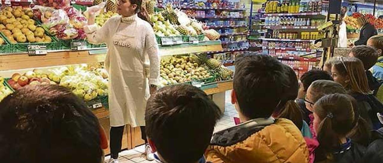 Visita escolar a uno de los supermercados de Gadis.