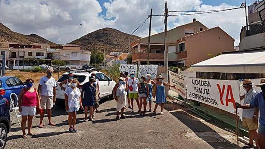 Los manifestantes frente a la parcela del antiguo cuartel .