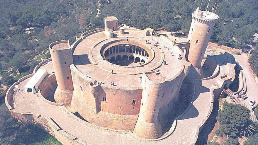 El Castell de Bellver, los árboles y los monumentos