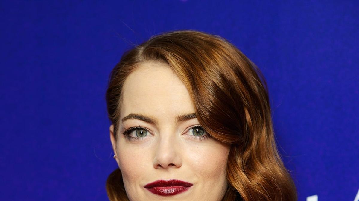 El vestido lencero en rojo de Emma Stone