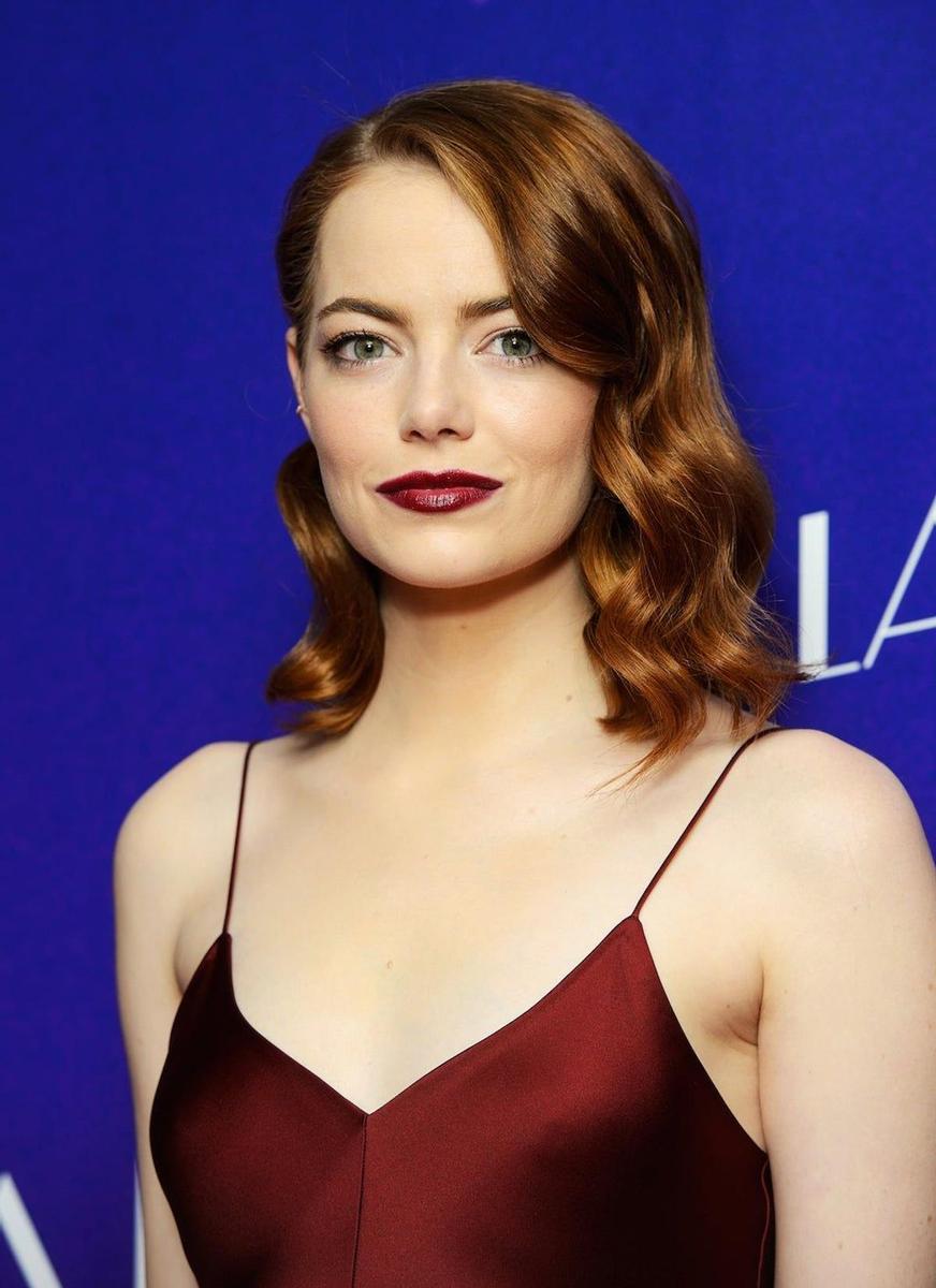 El vestido lencero en rojo de Emma Stone