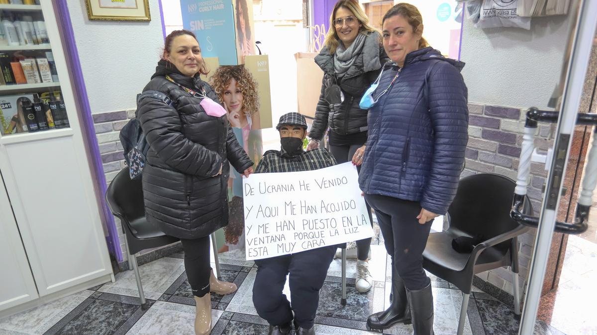 Muñeco en uno de los comercios que han participado en la 35 edición de &quot;Partir la vieja&quot;