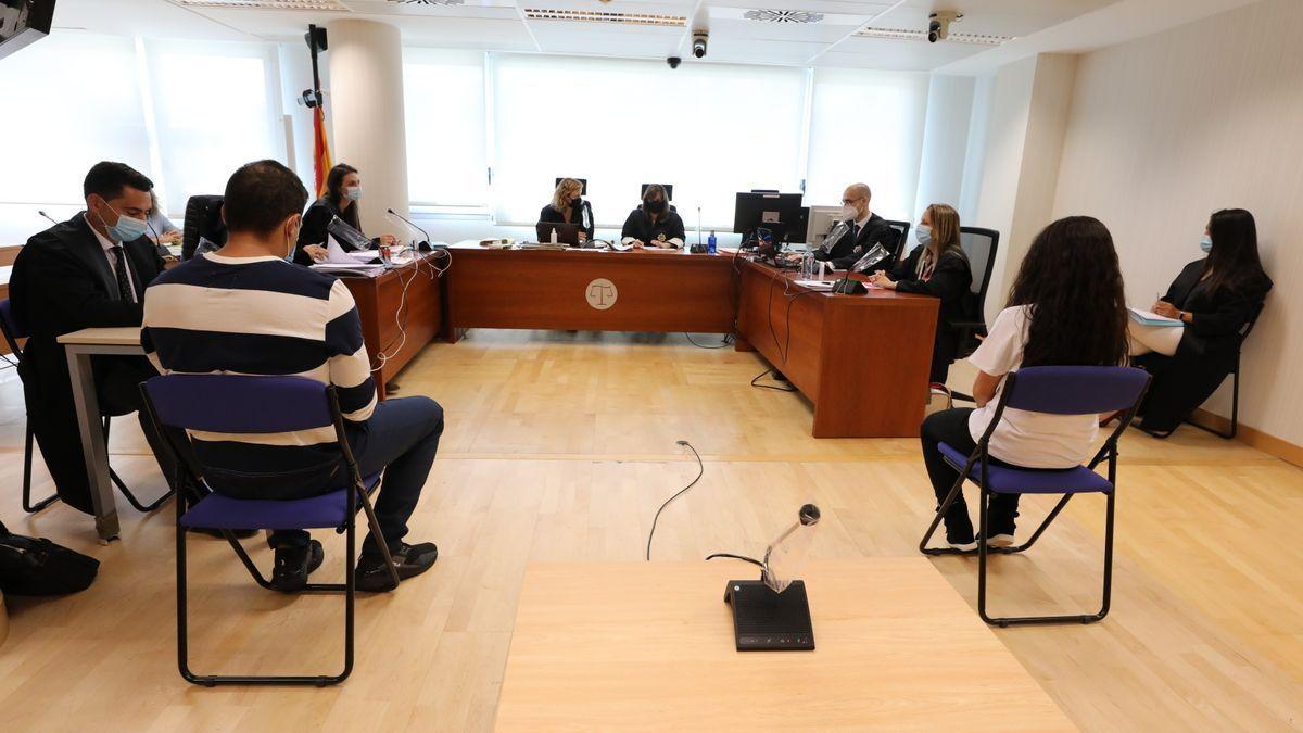 Los dos acusados sentados en el banquillo, el día que se celebró el juicio en Elche.