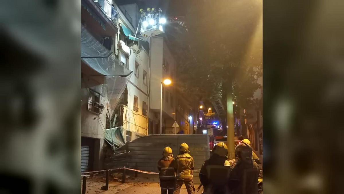 Bomberos trabajando en el derrumbe de Badalona