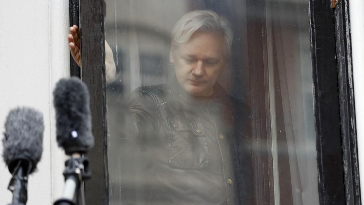 El fundador de WikiLeaks, Julian Assange, detrás de una ventana del edificio de la embajada ecuatoriana en Londres.