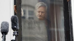 El fundador de WikiLeaks, Julian Assange, detrás de una ventana del edificio de la embajada ecuatoriana en Londres. 