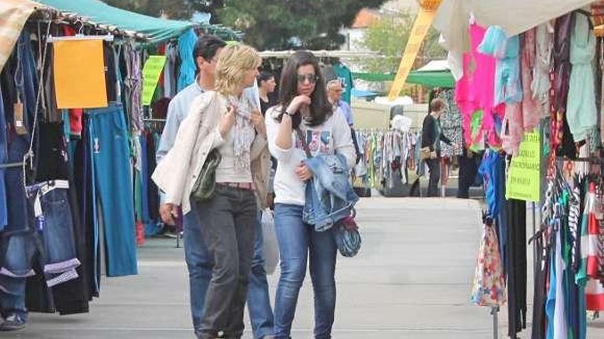 Varias personas recorriendo ayer el mercadillo de Bueu.  // S.Á.